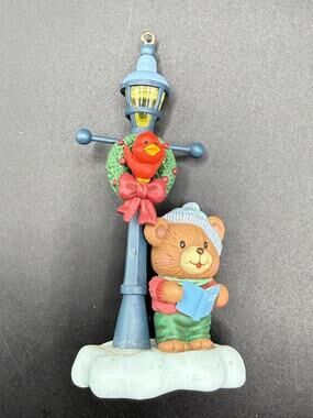 Vtg 1992 Lustre Fame Bear Lamp Post Caroler Christmas Traditions Ornament Lo16